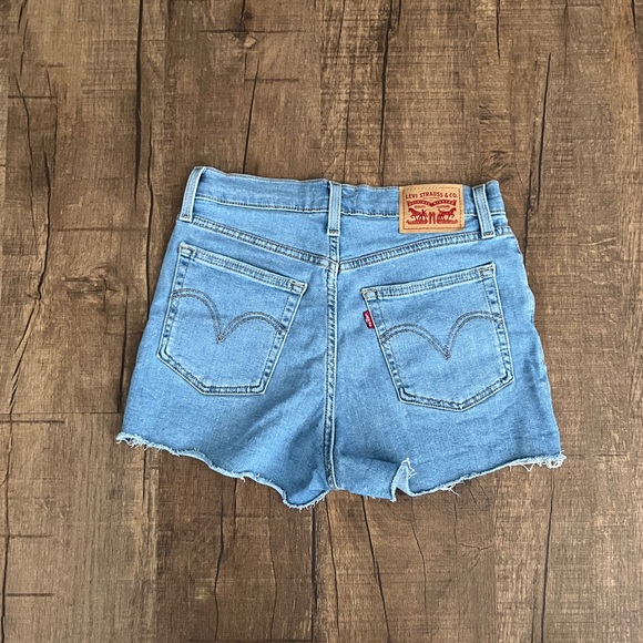 Levi’s High Rise Shorts - Picture 2 of 3